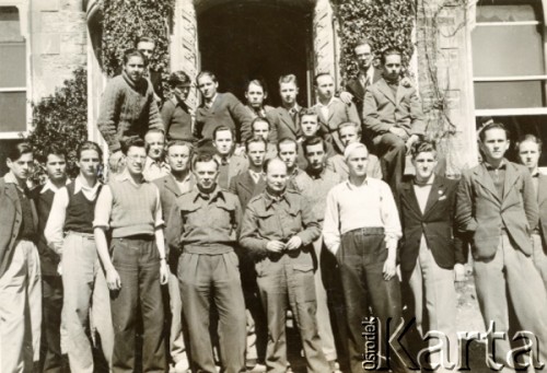 1940-1941, Pitlochry, Szkocja, Wielka Brytania.
Fotografia zbiorowa uczniów i nauczycieli Liceum im. Juliusza Słowackiego w Dunalastair House, w którym Krzysztof Münnich (z tyłu, 4. od prawej) zdał egzamin maturalny.
Fot. NN, udostępnił Krzysztof Münnich, zbiory Ośrodka KARTA