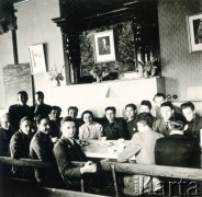 1940-1941, Pitlochry, Szkocja, Wielka Brytania.
Uczniowie w jadalni Liceum im. Juliusza Słowackiego w Dunalastair House, w którym Krzysztof Münnich (z przodu, 4. od lewej) zdał egzamin maturalny. Na ścianie widoczne portrety generała Władysława Sikorskiego oraz Jerzego VI, króla Anglii.
Fot. NN, udostępnił Krzysztof Münnich, zbiory Ośrodka KARTA