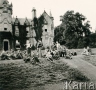 1940-1941, Pitlochry, Szkocja, Wielka Brytania.
Uczniowie Liceum im. Juliusza Słowackiego w Dunalastair House w czasie wolnym. 
Fot. NN, udostępnił Krzysztof Münnich, zbiory Ośrodka KARTA