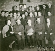 1940-1941, Pitlochry, Szkocja, Wielka Brytania.
Uczniowie i nauczyciele Liceum im. Juliusza Słowackiego w Dunalastair House, w którym Krzysztof Münnich (drugi rząd, 4. od lewej) zdał egzamin maturalny.
Fot. NN, udostępnił Krzysztof Münnich, zbiory Ośrodka KARTA
