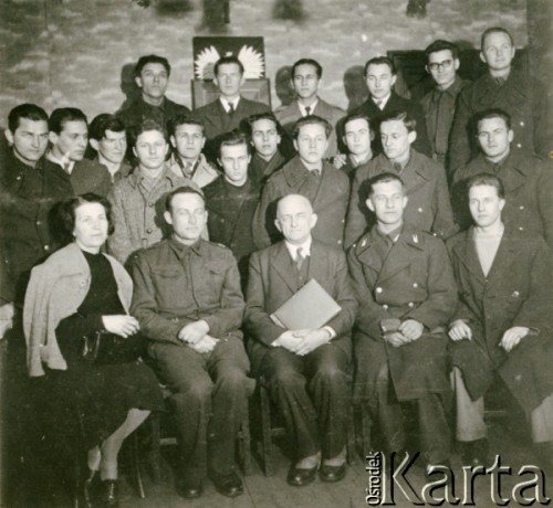 1940-1941, Pitlochry, Szkocja, Wielka Brytania.
Uczniowie i nauczyciele Liceum im. Juliusza Słowackiego w Dunalastair House, w którym Krzysztof Münnich (drugi rząd, 4. od lewej) zdał egzamin maturalny.
Fot. NN, udostępnił Krzysztof Münnich, zbiory Ośrodka KARTA