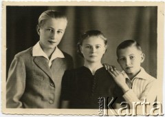1938-1939, Łuck, woj. wołyńskie, Polska.
Elżbieta Tybulewicz z synami: Albinem (z lewej) i Oktawianem. 
Fot. NN, udostępniła Tuliola Tybulewicz, zbiory Ośrodka KARTA