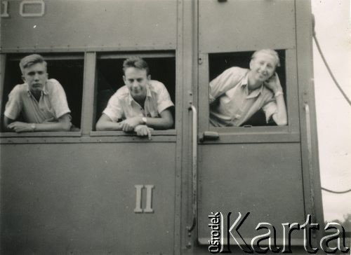 Ok. 1947, Indie.
Jan Siedlecki, NN i Albin Tybulewicz w pociągu w drodze do Bombaju.
Fot. NN, udostępniła Tuliola Tybulewicz, zbiory Ośrodka KARTA