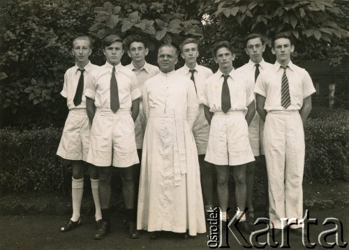 Ok. 1947, Bombaj, Indie.
Grupa polskich chłopców uczęszczających do anglojęzycznej szkoły jezuitów wraz z jej dyrektorem. Od lewej: Albin Tybulewicz, Jerzy Kowalski, Marek Dadles, dyrektor szkoły, Jan Siedlecki, Kazimierz Naglik, NN, Andrzej Goławski.
Fot. NN, udostępniła Tuliola Tybulewicz, zbiory Ośrodka KARTA