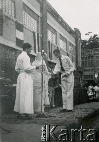 Ok. 1948, Bombaj, Indie.
Zakończenie roku szkolnego w anglojęzycznej szkole jezuitów. Albin Tybulewicz otrzymuje nagrodę.
Fot. NN, udostępniła Tuliola Tybulewicz, zbiory Ośrodka KARTA