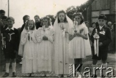 1948, Stowell Park, Gloucestershire, Anglia, Wielka Brytania.
Pamiątkowa fotografia polskich dzieci z Pierwszej Komunii Świętej, 3. z prawej Tuliola Bryl. [W Stowell Park mieściło się polskie Gimnazjum i Liceum im. Ignacego Paderewskiego].
Fot. NN, udostępniła Tuliola Tybulewicz, zbiory Ośrodka KARTA