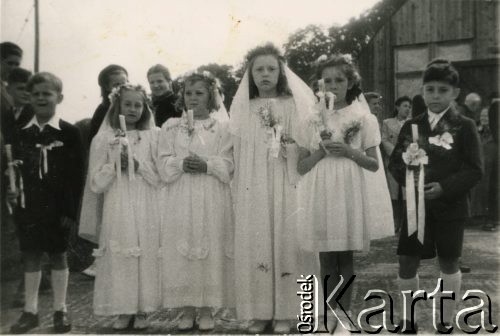 1948, Stowell Park, Gloucestershire, Anglia, Wielka Brytania.
Pamiątkowa fotografia polskich dzieci z Pierwszej Komunii Świętej, 3. z prawej Tuliola Bryl. [W Stowell Park mieściło się polskie Gimnazjum i Liceum im. Ignacego Paderewskiego].
Fot. NN, udostępniła Tuliola Tybulewicz, zbiory Ośrodka KARTA