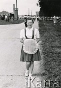 20.07.1951, Stowell Park, Gloucestershire, Anglia, Wielka Brytania.
Tuliola Bryl (potem Tybulewicz) w dniu zakończenia roku szkolnego. [W Stowell Park mieściło się polskie Gimnazjum i Liceum im. Ignacego Paderewskiego].
Fot. NN, udostępniła Tuliola Tybulewicz, zbiory Ośrodka KARTA