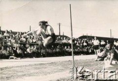 21.07.1950, Stowell Park, Gloucestershire, Anglia, Wielka Brytania.
Zawody sportowe w dniu zakończenia roku szkolnego. Na zdjęciu Tuliola Bryl (potem Tybulewicz). [W Stowell Park mieściło się polskie Gimnazjum i Liceum im. Ignacego Paderewskiego].
Fot. NN, udostępniła Tuliola Tybulewicz, zbiory Ośrodka KARTA