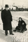 1952, Stowell Park, Gloucestershire, Anglia, Wielka Brytania.
Mieczysław Bryl z dziećmi: Tuliolą i Adamem.
Fot. NN, udostępniła Tuliola Tybulewicz, zbiory Ośrodka KARTA