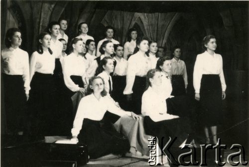 11.11.1952, Stowell Park, Gloucestershire, Anglia, Wielka Brytania.
Obchody rocznicy odzyskania niepodległości przez Polskę w 1918 roku. Uczennice podczas przedstawienia. 1. z Stanisława Horwat (później śpiewaczka operowa), w najwyższym rzędzie 2. z lewej Tuliola Bryl (potem żona Albina Tybulewicza). [W Stowell Park mieściło się polskie Gimnazjum i Liceum im. Ignacego Paderewskiego].
Fot. NN, udostępniła Tuliola Tybulewicz, zbiory Ośrodka KARTA