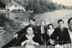 1958, Tamiza, Anglia, Wielka Brytania.
Wycieczka do Fawley Court. W drugim rzędzie z lewej Maciej Giertych; z tyłu Albin Tybulewicz i Tuliola Bryl.
Fot. NN, udostępniła Tuliola Tybulewicz, zbiory Ośrodka KARTA