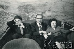 1958, Tamiza, Anglia, Wielka Brytania.
Wycieczka do Fawley Court. Od lewej: Maciej Giertych, Albin Tybulewicz i Tuliola Bryl.
Fot. NN, udostępniła Tuliola Tybulewicz, zbiory Ośrodka KARTA