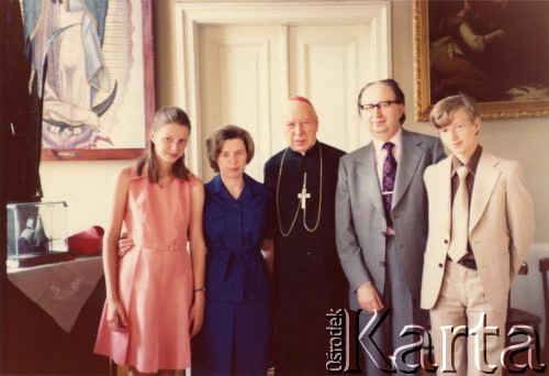 25.07.1975, Warszawa, Polska.
Audiencja rodziny Tybulewiczów u prymasa Polski kardynała  Stefana Wyszyńskiego. Od lewej: Ewa, Tuliola, kardynał Stefan Wyszyński, Albin i Wiktor Tybulewicz.
Fot. NN, udostępniła Tuliola Tybulewicz, zbiory Ośrodka KARTA