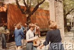 1981, prawdopodobnie Kraków, Polska.
Dostawa pomocy żywnościowej do Polski, zorganizowana przez organizację Food for Poland Fund. Jej prezesem w latach 1980-1984 był Albin Tybulewicz. 
Fot. NN, udostępniła Tuliola Tybulewicz, zbiory Ośrodka KARTA