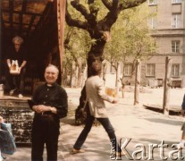 1981, prawdopodobnie Kraków, Polska.
Dostawa pomocy żywnościowej do Polski, zorganizowana przez organizację Food for Poland Fund. Jej prezesem w latach 1980-1984 był Albin Tybulewicz. Na zdjęciu ksiądz Gralak, który rozdzielał pomoc w Warszawie.
Fot. NN, udostępniła Tuliola Tybulewicz, zbiory Ośrodka KARTA