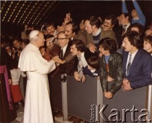 17.06.1983, Warszawa, Polska.
Papież Jan Paweł II rozmawia z wiernymi. Naprzeciwko Ojca Świętego Albin Tybulewicz. Zdjęcie wykonane w dniu wręczenia Doktoratu Honoris Causa Katolickiego Uniwersytetu Lubelskiego Janowi Pawłowi II w siedzibie Kurii Metropolitalnej Warszawskiej przy ul. Miodowej.
Fot. NN, udostępniła Tuliola Tybulewicz, zbiory Ośrodka KARTA