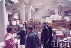 1981, Kraków, Polska.
Dostawa pomocy żywnościowej do Polski, zorganizowana przez organizację Food for Poland Fund. Jej prezesem w latach 1980-1984 był Albin Tybulewicz. Z prawej stoi ksiądz Gralak, który rozdzielał pomoc w Warszawie.
Fot. NN, udostępniła Tuliola Tybulewicz, zbiory Ośrodka KARTA