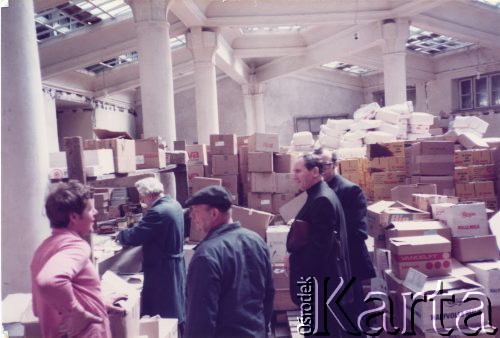 1981, Kraków, Polska.
Dostawa pomocy żywnościowej do Polski, zorganizowana przez organizację Food for Poland Fund. Jej prezesem w latach 1980-1984 był Albin Tybulewicz. Z prawej stoi ksiądz Gralak, który rozdzielał pomoc w Warszawie.
Fot. NN, udostępniła Tuliola Tybulewicz, zbiory Ośrodka KARTA