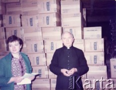 1982, Kraków, Polska.
Dostawa pomocy żywnościowej do Polski, zorganizowana przez organizację Food for Poland Fund. Jej prezesem w latach 1980-1984 był Albin Tybulewicz. Z prawej ksiądz Gralak, który rozdzielał pomoc w Warszawie.
Fot. NN, udostępniła Tuliola Tybulewicz, zbiory Ośrodka KARTA