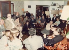 Lipiec 1982, Londyn, Anglia, Wielka Brytania.
Spotkanie pracowników Food fot Poland Fund i Medical Aid for Poland w domu Albina Tybulewicza (2. z lewej). Z prawej siedzi ksiądz biskup Czesław Domin, przewodniczący Komisji Charytatywnej Episkopatu Polski, obok Joanna Zakrzewska, sekretarka Medical Aid for Poland.
Fot. NN, udostępniła Tuliola Tybulewicz, zbiory Ośrodka KARTA