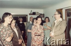 Lipiec 1982, Londyn, Anglia, Wielka Brytania.
Spotkanie pracowników Food fot Poland Fund i Medical Aid for Poland w domu Albina Tybulewicza, prezesa Food for Poland Fund (z prawej). 1. z lewej Joanna Zakrzewska, sekretarka Medical Aid for Poland, w środka Bożena Laskiewicz, prezes Medical Aid for Poland, z tyłu z prawej Małgorzata Zajączkowska. W spotkaniu uczestniczył także ksiądz biskup Czesław Domin, przewodniczący Komisji Charytatywnej Episkopatu Polski.
Fot. NN, udostępniła Tuliola Tybulewicz, zbiory Ośrodka KARTA