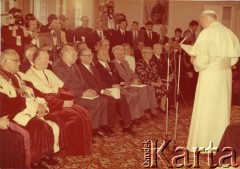 17.06.1983, Warszawa, Polska.
Uroczystość wręczenia Doktoratu Honoris Causa  Katolickiego Uniwersytetu Lubelskiego Janowi Pawłowi II w siedzibie Kurii Metropolitalnej Warszawskiej przy ul. Miodowej. Przemawia Ojciec Święty, w głębi m.in. Albin Tybulewicz.
Fot. Roman Brzezicki, udostępniła Tuliola Tybulewicz, zbiory Ośrodka KARTA