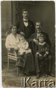 Przed 1918, Warszawa.
Felicjan Gorzecki (z prawej) z synem Stanisławem i jego żoną Sabiną oraz wnukami: Krystyną i Leonardem.
Fot. Władysław Ryffert i Spółka, udostępniła Tuliola Tybulewicz, zbiory Ośrodka KARTA