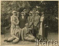 1932, prawdopodobnie Warszawa, Polska.
Grupa studentów, 4. z lewej Mieczysław Bryl.
Fot. NN, udostępniła Tuliola Tybulewicz, zbiory Ośrodka KARTA