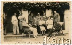 8.07.1938, Truskawiec, powiat Drohobycz, woj. Lwów, Polska.
Grupa kuracjuszy, 1. z prawej stoi Mieczysław Bryl, 2. z prawej siedzi jego żona Krystyna z domu Gorzecka.
Fot. NN, udostępniła Tuliola Tybulewicz, zbiory Ośrodka KARTA