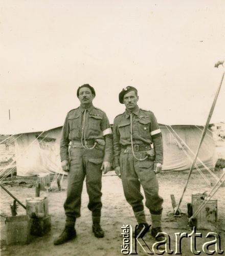 1944, Irak.
Wachmistrz Klemens Grzybowski z 317 kompanii transportowej (z lewej) z kolegą.
Fot. NN, udostępnili Czesława i Ryszard Grzybowscy, zbiory Ośrodka KARTA