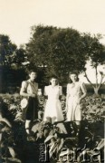 Ok. 1945, Valivade-Kolhapur, Indie.
Helena Grzybowska (w środku) z koleżankami.
Fot. NN, udostępnili Czesława i Ryszard Grzybowscy, zbiory Ośrodka KARTA