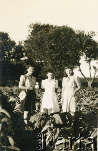 Ok. 1945, Valivade-Kolhapur, Indie.
Helena Grzybowska (w środku) z koleżankami.
Fot. NN, udostępnili Czesława i Ryszard Grzybowscy, zbiory Ośrodka KARTA