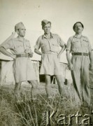 1942-1946, Bliski Wschód.
Polscy żołnierze, z prawej wachmistrz Klemens Grzybowski z 317 kompanii transportowej.
Fot. NN, udostępnili Czesława i Ryszard Grzybowscy, zbiory Ośrodka KARTA