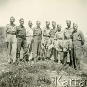 1942-1946, brak miejsca.
Polscy żołnierze, 3. z prawej wachmistrz Klemens Grzybowski z 317 kompanii transportowej.
Fot. NN, udostępnili Czesława i Ryszard Grzybowscy, zbiory Ośrodka KARTA
