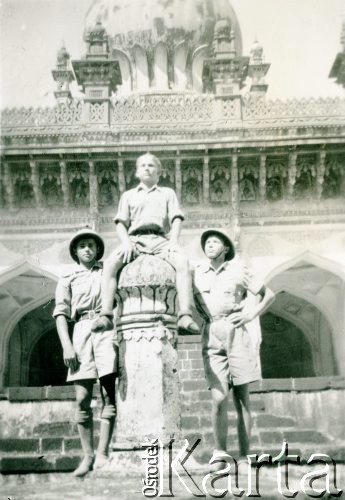 Ok. 1946, Bijapur, Indie.
Polscy harcerze podczas wycieczki.
Fot. NN, udostępnili Czesława i Ryszard Grzybowscy, zbiory Ośrodka KARTA