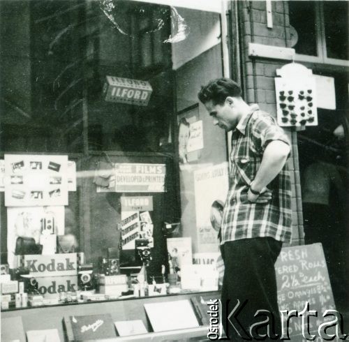 Lata 50., Anglia, Wielka Brytania.
Ryszard Grzybowski przy witrynie sklepu fotograficznego.
Fot. NN, udostępnili Czesława i Ryszard Grzybowscy, zbiory Ośrodka KARTA