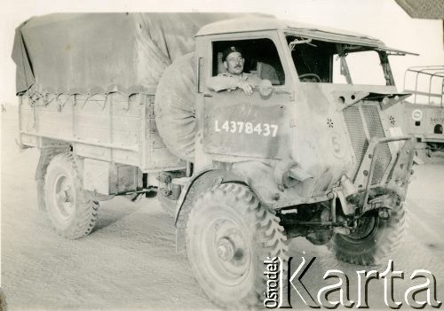 1942-1946, Bliski Wschód.
Wachmistrz Klemens Grzybowski z 317 kompanii transportowej w ciężarówce.
Fot. NN, udostępnili Czesława i Ryszard Grzybowscy, zbiory Ośrodka KARTA