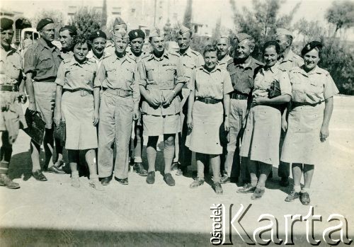 1942-1946, brak miejsca.
Żołnierze i ochotniczki Pomocniczej Służby Kobiet z 317 kompanii transportowej, 5. z lewej Klemens Grzybowski.
Fot. NN, udostępnili Czesława i Ryszard Grzybowscy, zbiory Ośrodka KARTA