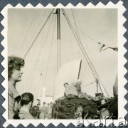 Prawdopodobnie 1947, brak miejsca.
Grupa osób na statku, w środku Ryszard Grzybowski. Zdjęcie wykonane podczas podróży z Indii do Anglii.
Fot. NN, udostępnili Czesława i Ryszard Grzybowscy, zbiory Ośrodka KARTA