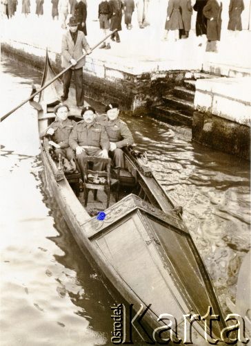 1946, Wenecja, Włochy.
Żołnierze 2 Korpusu Polskiego, w środku wachmistrz Klemens Grzybowski z 317 kompanii transportowej.
Fot. NN, udostępnili Czesława i Ryszard Grzybowscy, zbiory Ośrodka KARTA