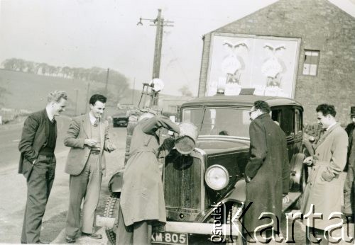 Początek lat 50., Anglia, Wielka Brytania.
Mężczyźni przy samochodzie, 1. z prawej Czesław Grzybowski, student Municipal Technical College&School.
Fot. NN, udostępnili Czesława i Ryszard Grzybowscy, zbiory Ośrodka KARTA