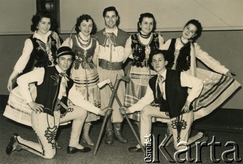 1957, Blackburn, Anglia, Wielka Brytania.
Od prawej: Irena Marcinkowska, Danuta Wolna z domu Rachel, Marian Marcinkowski, Czesława Grzybowska z domu Rachel, Maria Bielińska; na dole z lewej Bolesław Wolny, z prawej Zdzisław Czarnecki.
Fot. NN, udostępnili Czesława i Ryszard Grzybowscy, zbiory Ośrodka KARTA