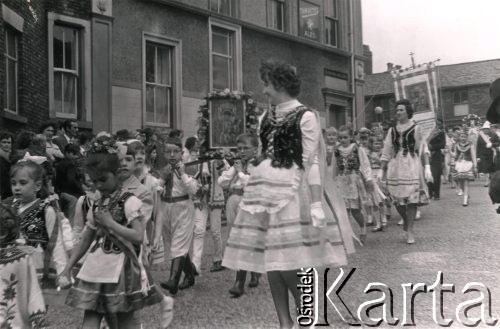 1966, Blackburn, Anglia, Wielka Brytania.
Procesja w dniu Bożego Ciała. Dzieci z polskiej szkoły wraz z nauczycielkami, z przodu Jadwiga Marcinkowska, z tyłu Ala Kornecka.
Fot. NN, udostępnili Czesława i Ryszard Grzybowscy, zbiory Ośrodka KARTA