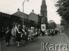 Po 1947, Anglia, Wielka Brytania.
Obchody Bożego Ciała w polskiej parafii. Procesja.
Fot. NN, udostępnili Czesława i Ryszard Grzybowscy, zbiory Ośrodka KARTA