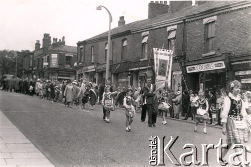 1966, Blackburn, Anglia, Wielka Brytania.
Procesja w dniu Bożego Ciała. Ulicami miasta idą m.in. dzieci z polskiej szkoły.
Fot. NN, udostępnili Czesława i Ryszard Grzybowscy, zbiory Ośrodka KARTA