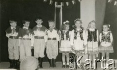 Lata 50.-60., Anglia, Wielka Brytania.
Grupa polskich dzieci, 1. z prawej Wanda Wołoszczuk, 2. z lewej Zbigniew Czerniak, 4. z lewej Zbigniew Leksiński.
Fot. Czesław Grzybowski, udostępnili Czesława i Ryszard Grzybowscy, zbiory Ośrodka KARTA