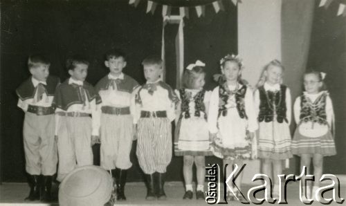 Lata 50.-60., Anglia, Wielka Brytania.
Grupa polskich dzieci, 1. z prawej Wanda Wołoszczuk, 2. z lewej Zbigniew Czerniak, 4. z lewej Zbigniew Leksiński.
Fot. Czesław Grzybowski, udostępnili Czesława i Ryszard Grzybowscy, zbiory Ośrodka KARTA