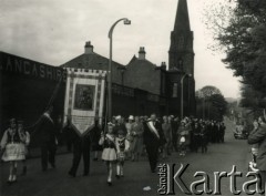 Po 1947, Anglia, Wielka Brytania.
Obchody Bożego Ciała w polskiej parafii. Procesja.
Fot. NN, udostępnili Czesława i Ryszard Grzybowscy, zbiory Ośrodka KARTA