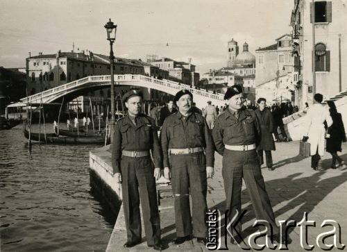 1946, Wenecja, Włochy.
Żołnierze 2 Korpusu Polskiego, w środku wachmistrz Klemens Grzybowski z 317 kompanii transportowej.
Fot. NN, udostępnili Czesława i Ryszard Grzybowscy, zbiory Ośrodka KARTA